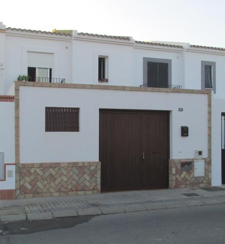 Imagen principal Casa adosada de 2 plantas con porche/garaje delantero y patio trasero.