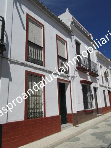 Imagen principal Casa de de dos plantas provista de patio trasero alicatado, salón en parte trasera y azotea.