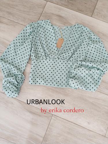 Imagen principal Blusa lunares verde
