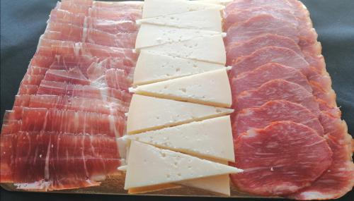 Imagen principal Bandeja 3 Ingredientes de 600 gr. aprox. (Preparativo con Jamon Iberico, queso y Caña de Lomo)